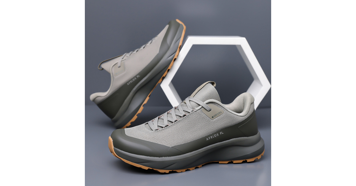 Lightweight EVA midsole hiking shoe design