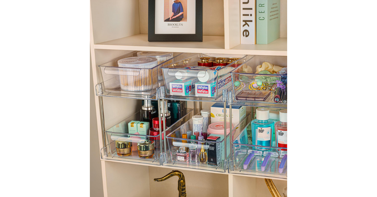 Tier 2 pull-out drawers with spices and utensils