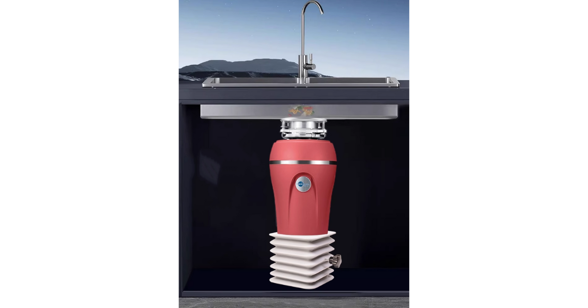 Kitchen sink with splash guard preventing water splash