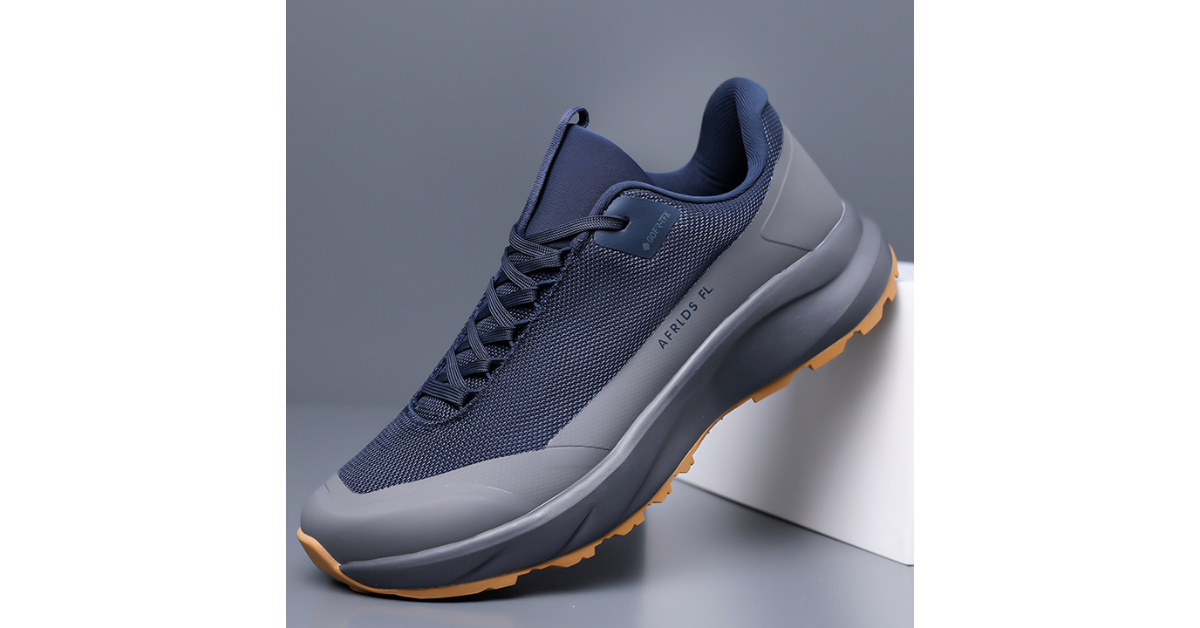 Casual black trekking shoes for men