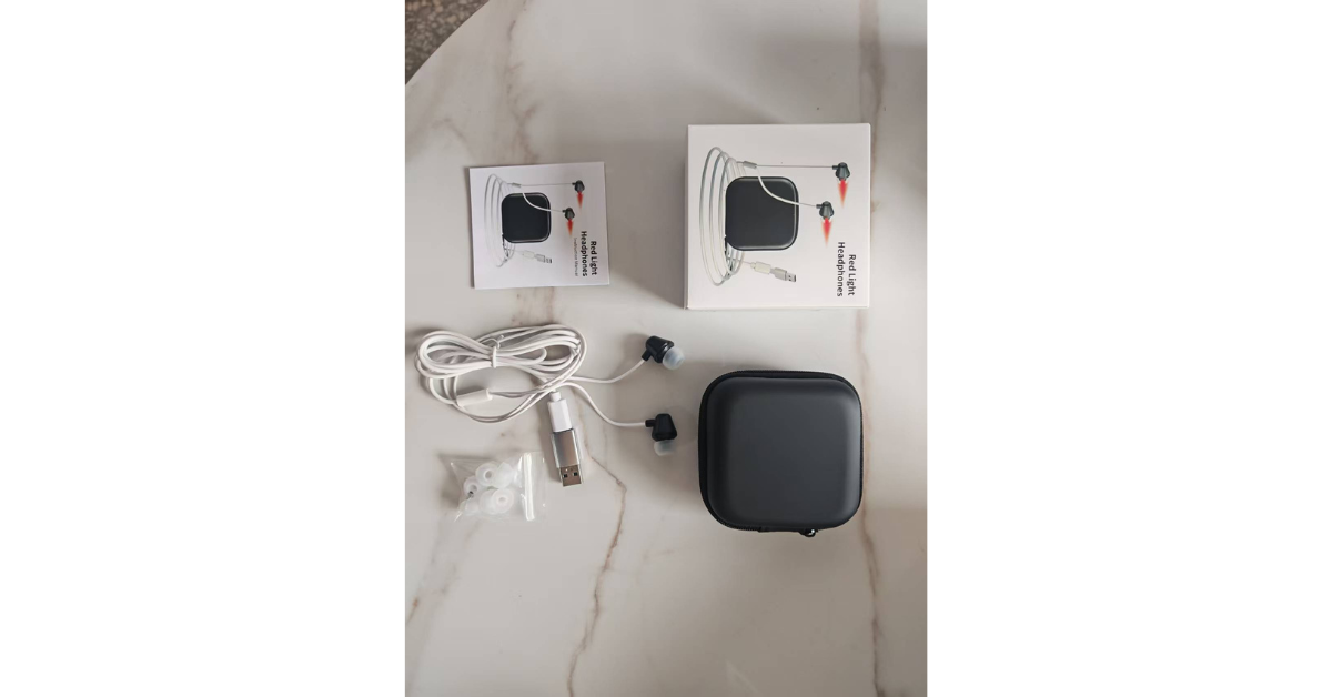 Tinnitus treatment device with red light therapy
