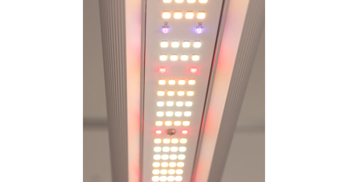 LED grow light compatible with AI smart planter