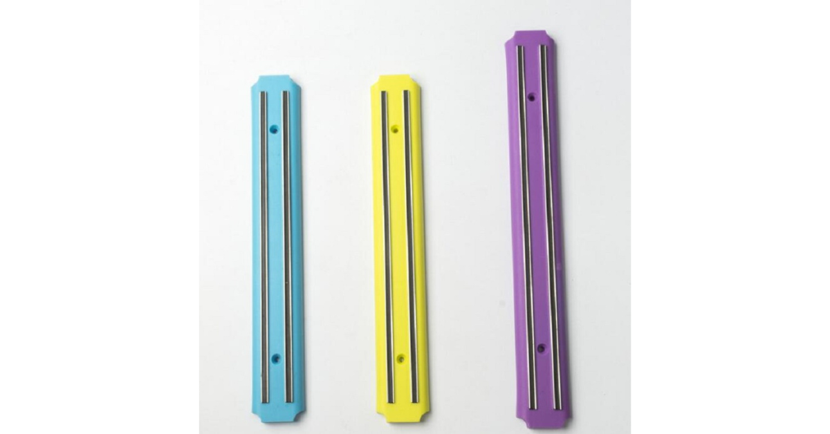 Rubber-coated magnetic knife holder preventing scratches