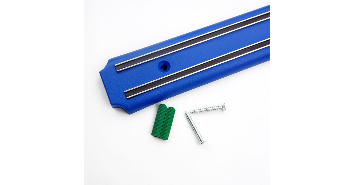 Stainless steel reinforced magnetic knife strip with knives