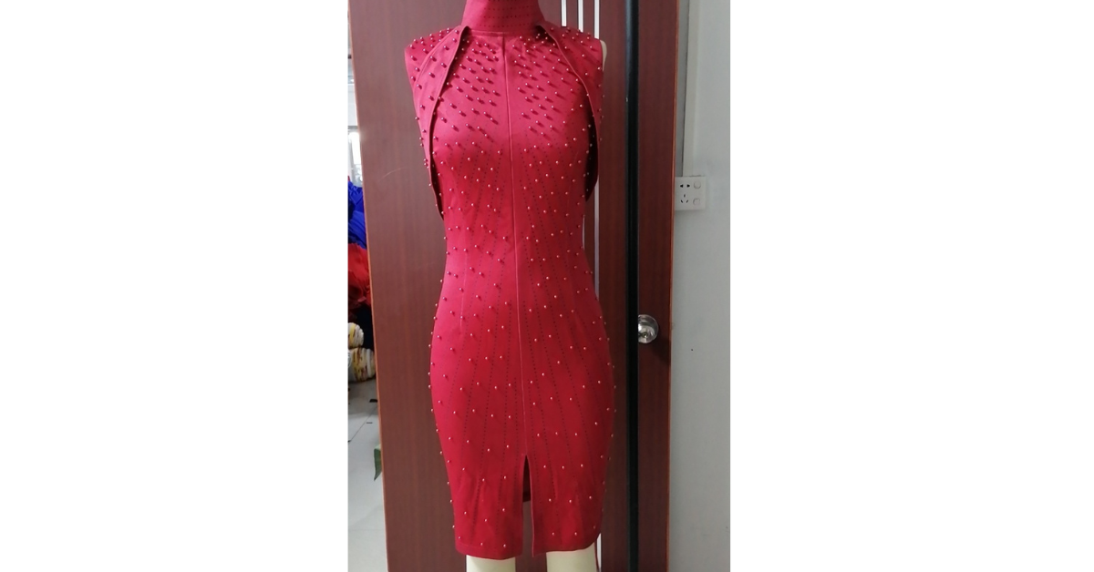 White bodycon dress in knitted polyester blend highlighting a fitted and breathable silhouette.